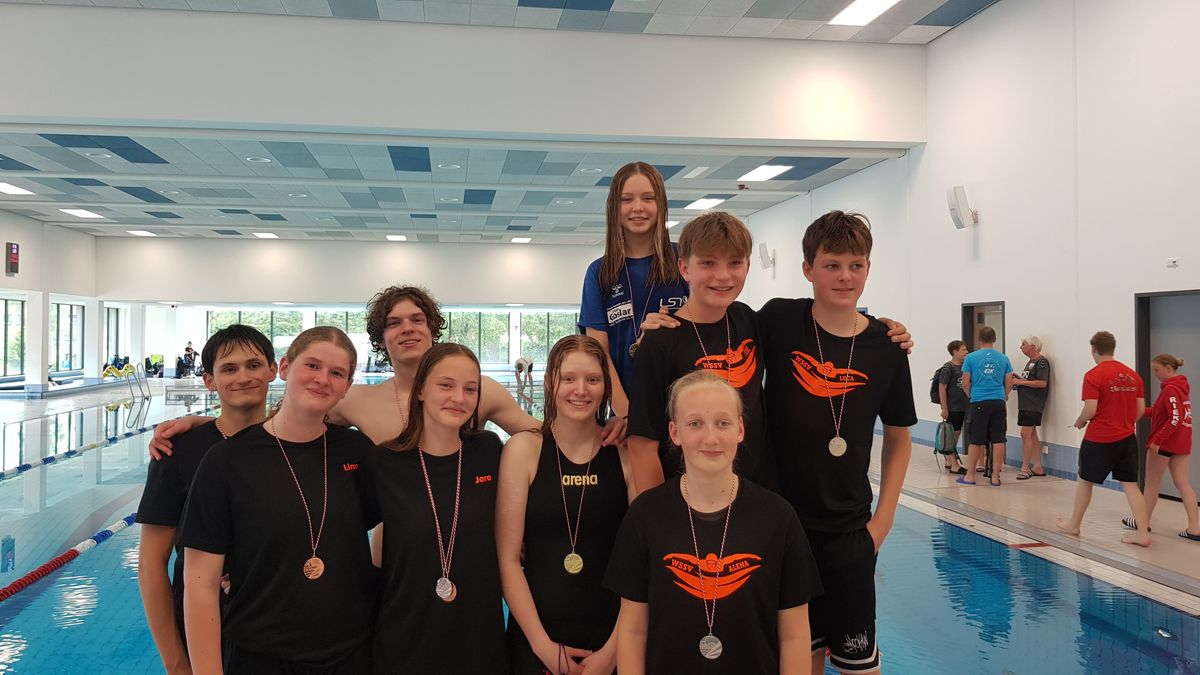 Foto, von links: Konstantinos Krauter, Lina Tönnies, Lukas Angermeyer, Jara Sofie Reiners, Janne Thomßen, Lena Berlinska, Alena Niehuß und Tim Dumalski, Luca Schröter. Fotografin: Garnet Thomßen.