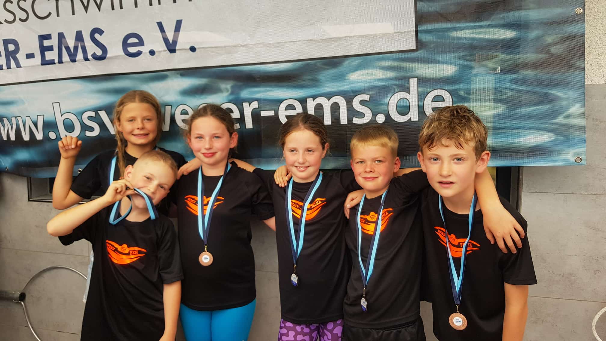 Foto, von links: Hintere Reihe: Mika Schröter, Felix Hutter, Jelka Müller; vordere Reihe: Lina Sophie Höke, Lina Ingber, Hanna Elisabeth Ingber und Ben Schomberg. Fotografin: Garnet Thomßen.